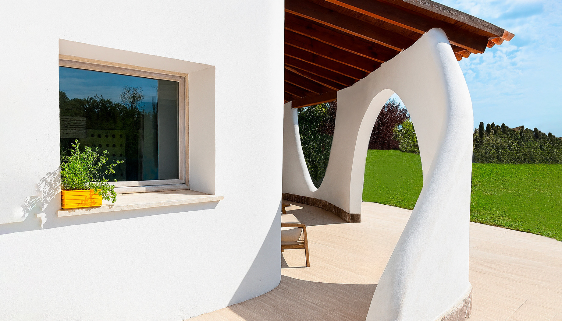 White portico with arched openings overlooking the garden at 10 paesaggi